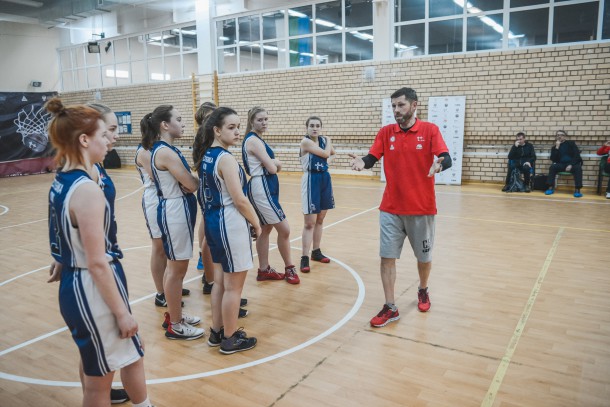 Тренеров Коми научили играть в баскетбол со школьниками