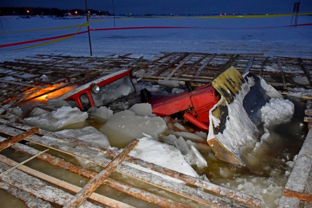 На переправе в Ижемском районе трактор провалился под лед