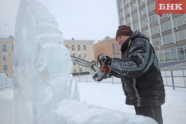 Фоторепортаж БНК: в Сыктывкаре обустраивают ледовый городок
