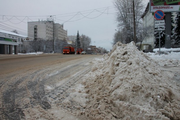 Сыктывкарских дорожников попросили не складировать снег на обочинах