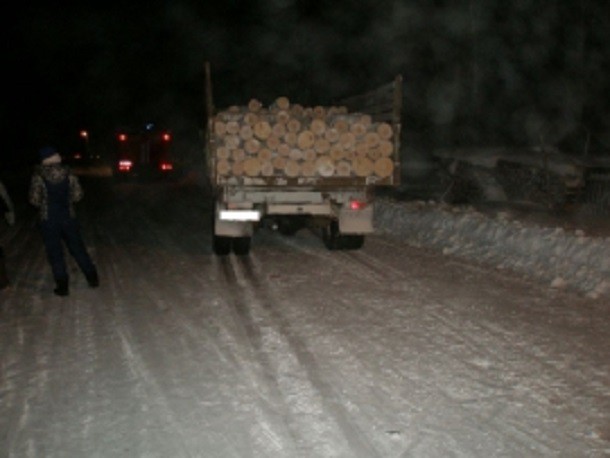 В Усть-Вымском районе женщина попала под грузовик с дровами