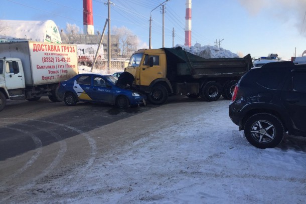 В Сыктывкаре самосвал въехал в «Яндекс Такси» 