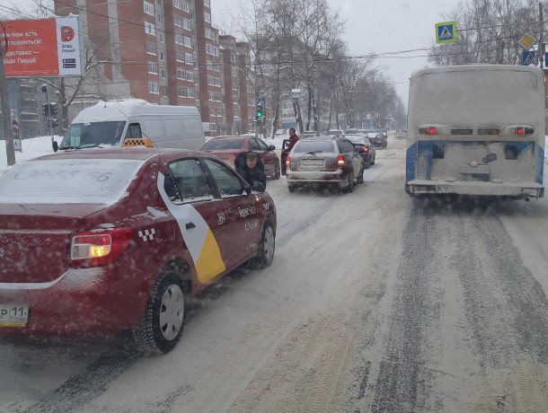 В Сыктывкаре автомобиль «Яндекс.Такси» попал в ДТП