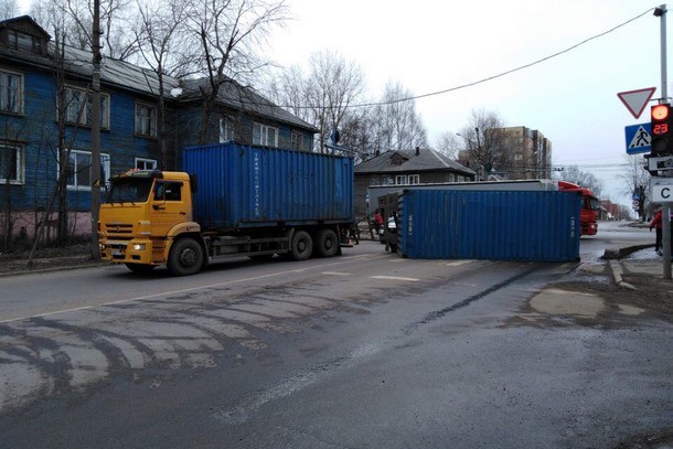В центре Сыктывкара опрокинулся грузовой прицеп