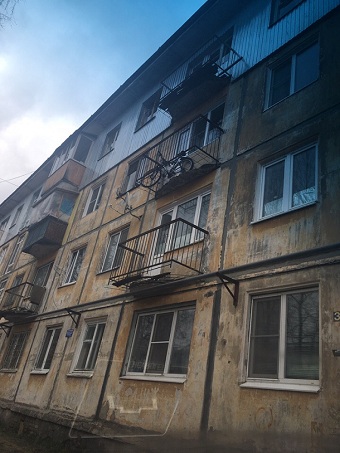 Фотофакт: квартира в центре Сыктывкара - балкон с видом на землю 