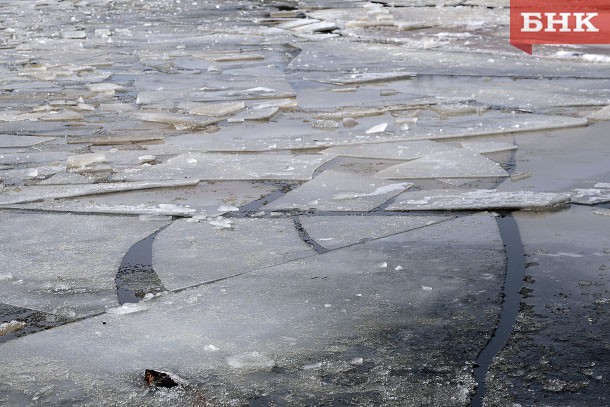 Спасатели ищут тело провалившегося под лед жителя Троицко-Печорского района
