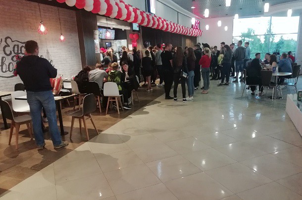 Открытие ресторана KFC в Сыктывкаре: клиентов «стимулируют» больше тратить на фаст-фуд, а персонал – облегчать кошелек гостей