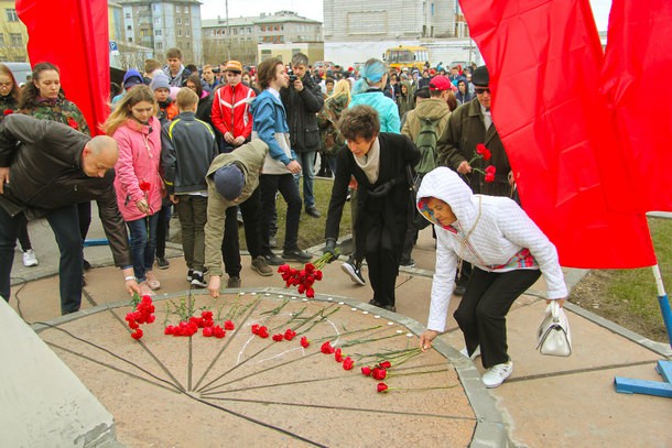 Воркутинцы собрались на площади Победы в День памяти и скорби