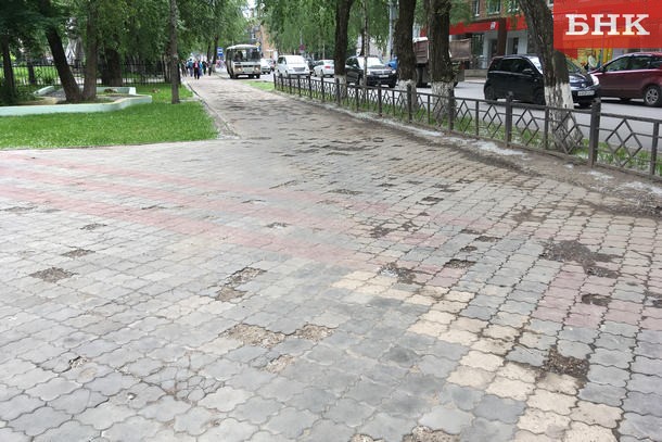 Разбитую тротуарную плитку на улице Советской в Сыктывкаре заменит асфальт