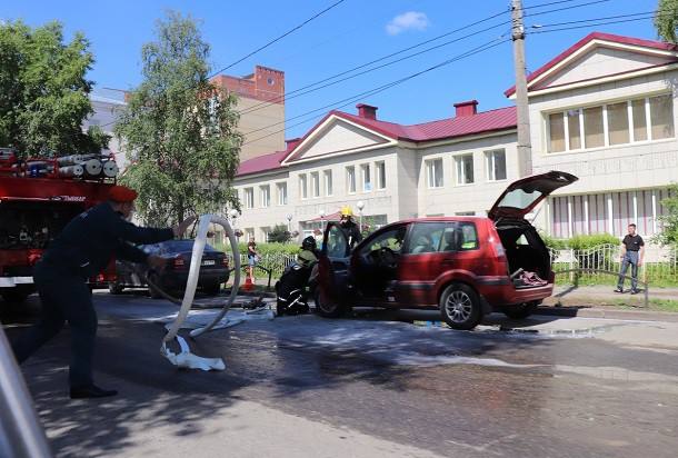 Народный корреспондент: «В центре Сыктывкара тушили автомобиль»