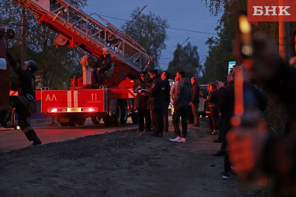 В Сыктывкаре из-за ночного пожара эвакуировали жильцов девятиэтажки