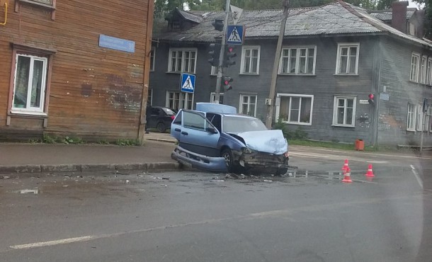 В Сыктывкаре Daewoo вылетела на тротуар после столкновения с Renault
