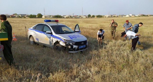 В Крыму водитель из Коми протаранил машину ДПС на Toyota Land Cruiser