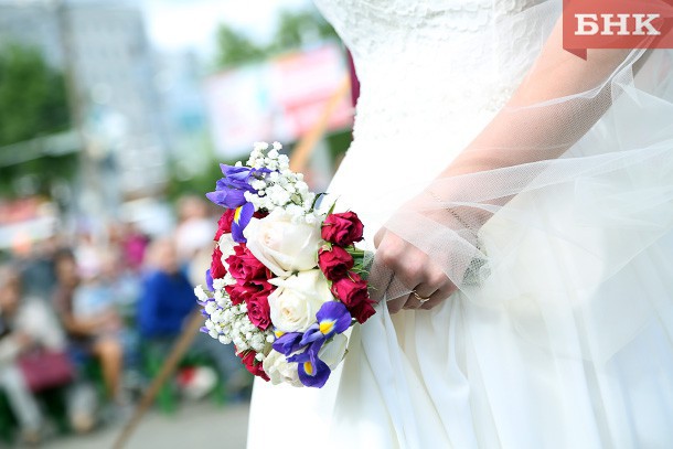 Количество разводов и свадеб в России упало до минимума за 30 лет