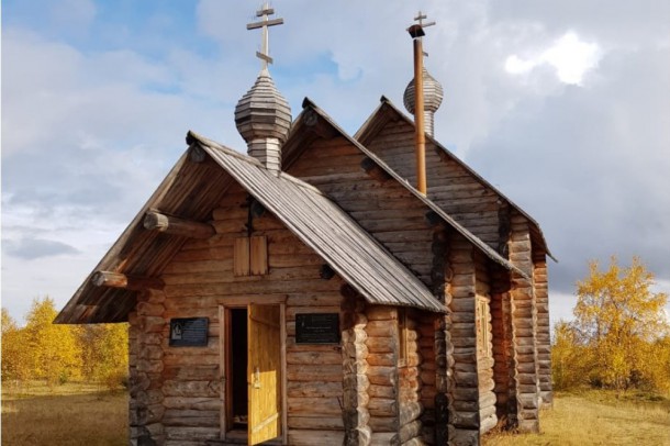 В первом городе Русской Арктики освятили памятный крест, изготовленный в Коми 